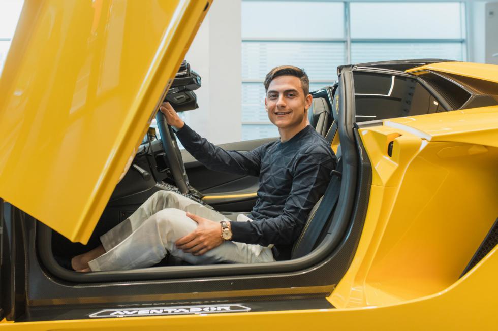 Ο Dybala γιόρτασε τα 100 γκολ αγοράζοντας Lamborghini